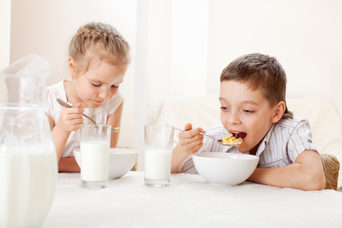 A preview image for the article: How Eating Breakfast Will Help Your Kids Control Their Weight